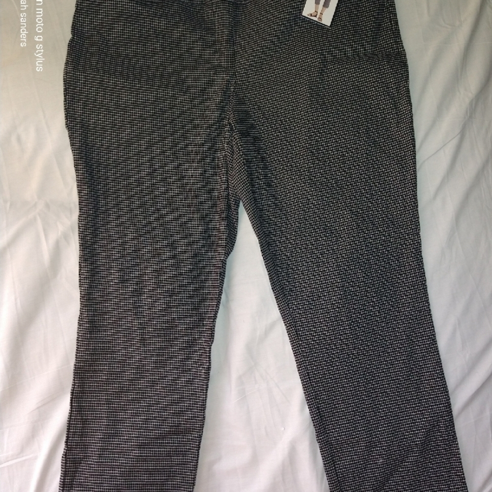 Hilary Radley Ladies' Pull On Capri (Black White